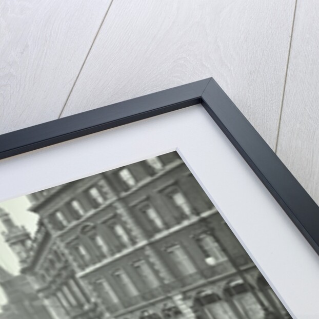 Queue of people at Blackfriars Tramway shelter, London, 1912 by Unknown