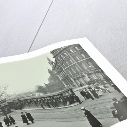 Queue of people at Blackfriars Tramway shelter, London, 1912 by Unknown