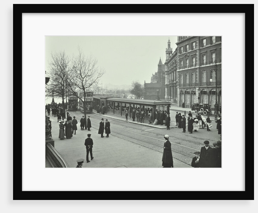 Queue of people at Blackfriars Tramway shelter, London, 1912 by Unknown