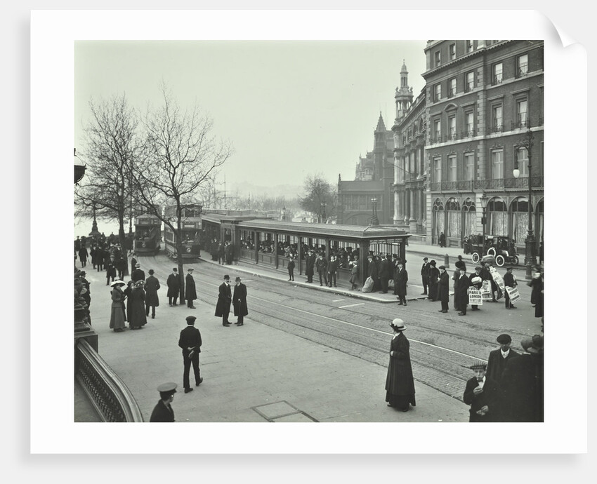 Queue of people at Blackfriars Tramway shelter, London, 1912 by Unknown