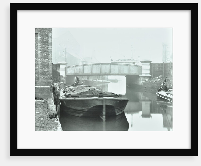 Man mooring a barge by a river bank, Poplar, London, 1905 by Unknown