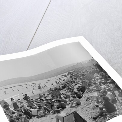 Holidaymakers on Douglas beach by Manx Press Pictures