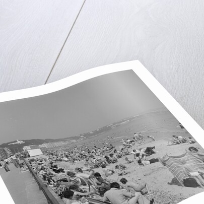 Holidaymakers on Douglas beach by Manx Press Pictures
