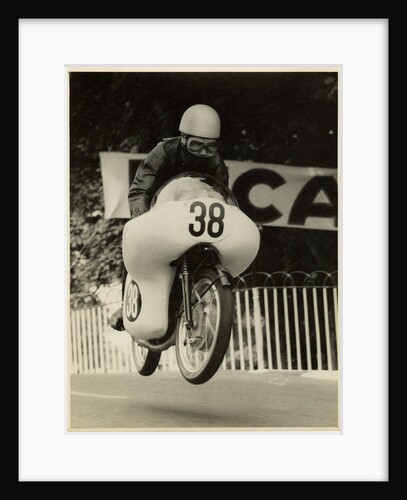Tansharu Noguchi aboard 124cc Yamaha (number 38), 1961 250 TT (Tourist Trophy) by T.M. Badger