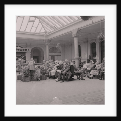 Pier crowds by Manx Press Pictures