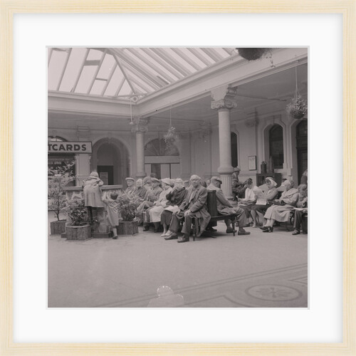 Pier crowds by Manx Press Pictures