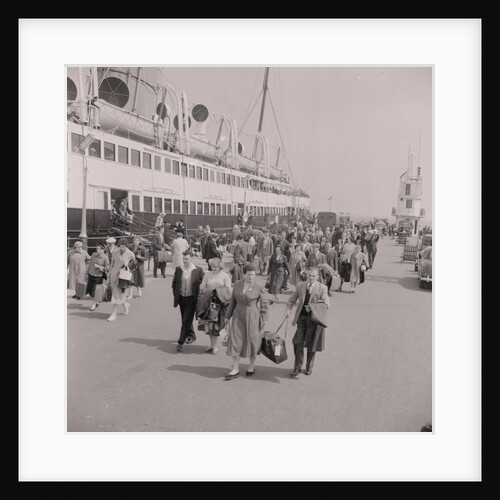 Pier crowds by Manx Press Pictures