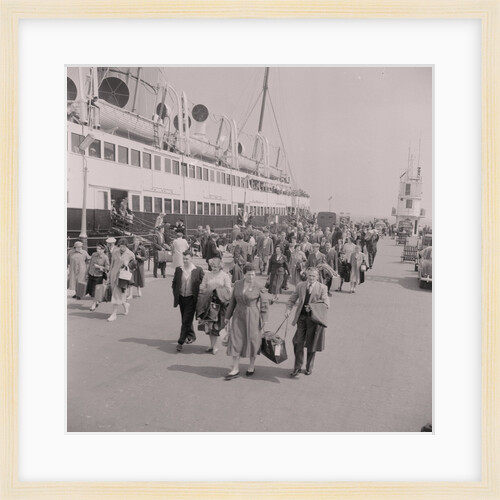Pier crowds by Manx Press Pictures