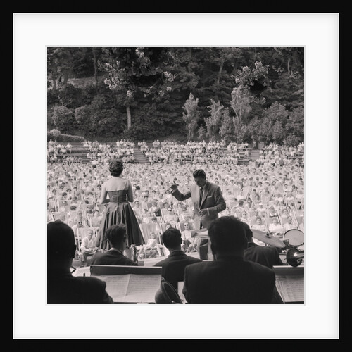 Palace crowd and band by Manx Press Pictures