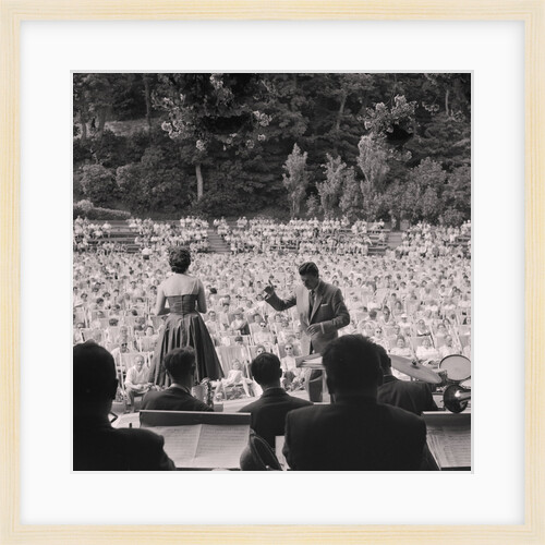 Palace crowd and band by Manx Press Pictures