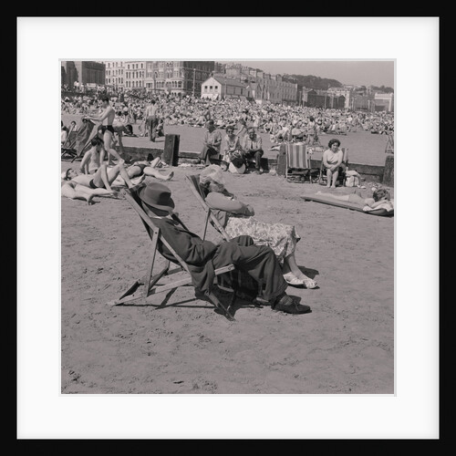 Holidaymakers on Douglas beach by Manx Press Pictures