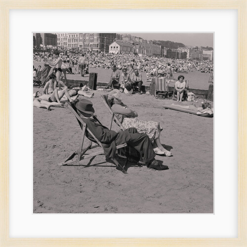 Holidaymakers on Douglas beach by Manx Press Pictures