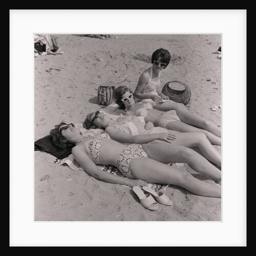 Bank holiday holidaymakers on Douglas beach by Manx Press Pictures
