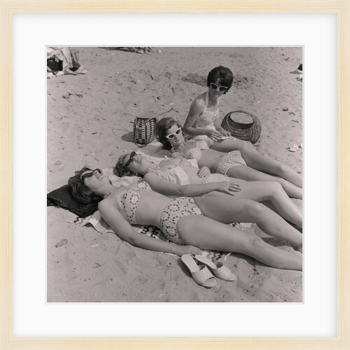 Bank holiday holidaymakers on Douglas beach by Manx Press Pictures