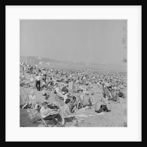 Holidaymakers on Douglas beach by Manx Press Pictures