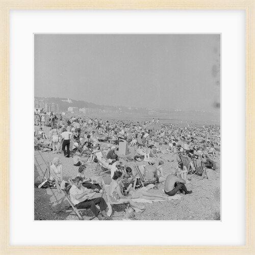 Holidaymakers on Douglas beach by Manx Press Pictures