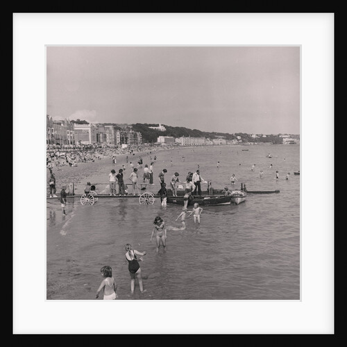 Holidaymakers on Douglas beach by Manx Press Pictures