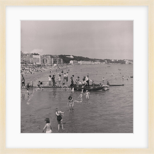 Holidaymakers on Douglas beach by Manx Press Pictures