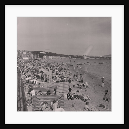 Holidaymakers on Douglas beach by Manx Press Pictures