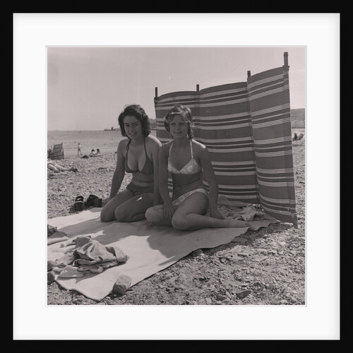 Holidaymakers on Douglas beach by Manx Press Pictures
