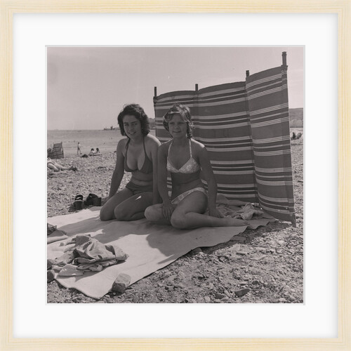 Holidaymakers on Douglas beach by Manx Press Pictures