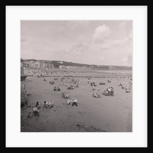 Holidaymakers on Douglas beach by Manx Press Pictures