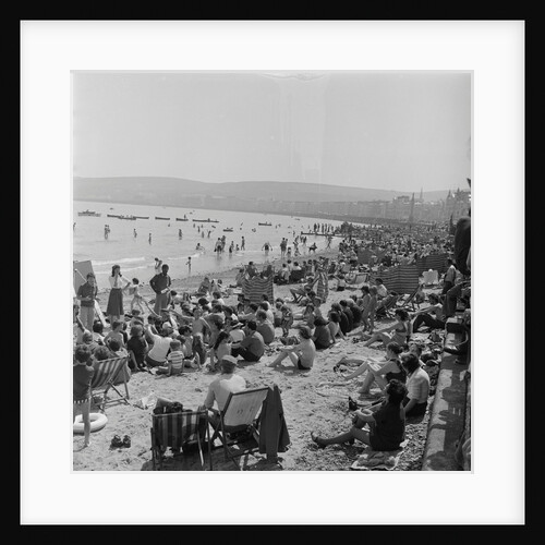 Holidaymakers on Douglas beach by Manx Press Pictures