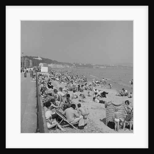 Holidaymakers on Douglas beach by Manx Press Pictures