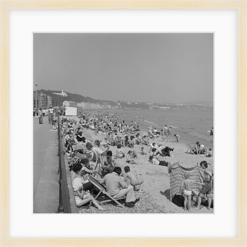 Holidaymakers on Douglas beach by Manx Press Pictures