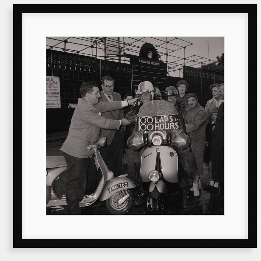 Vespa 100 laps, TT course by Manx Press Pictures