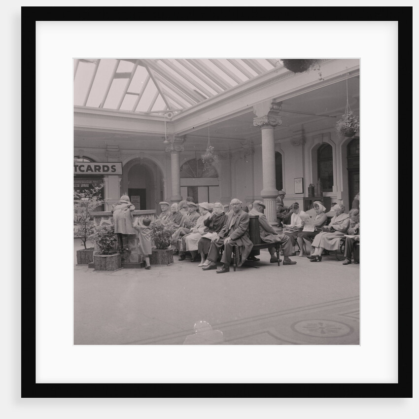 Pier crowds by Manx Press Pictures