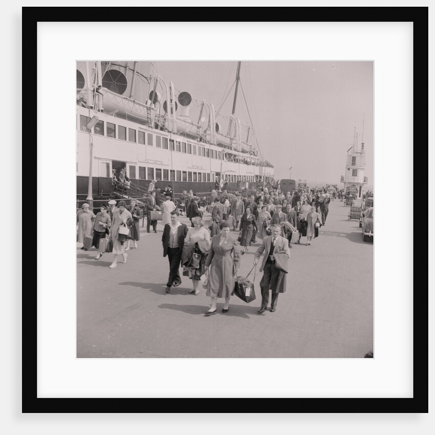 Pier crowds by Manx Press Pictures