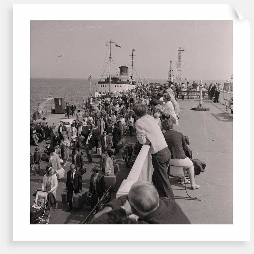 Crowds on Douglas Pier by Manx Press Pictures