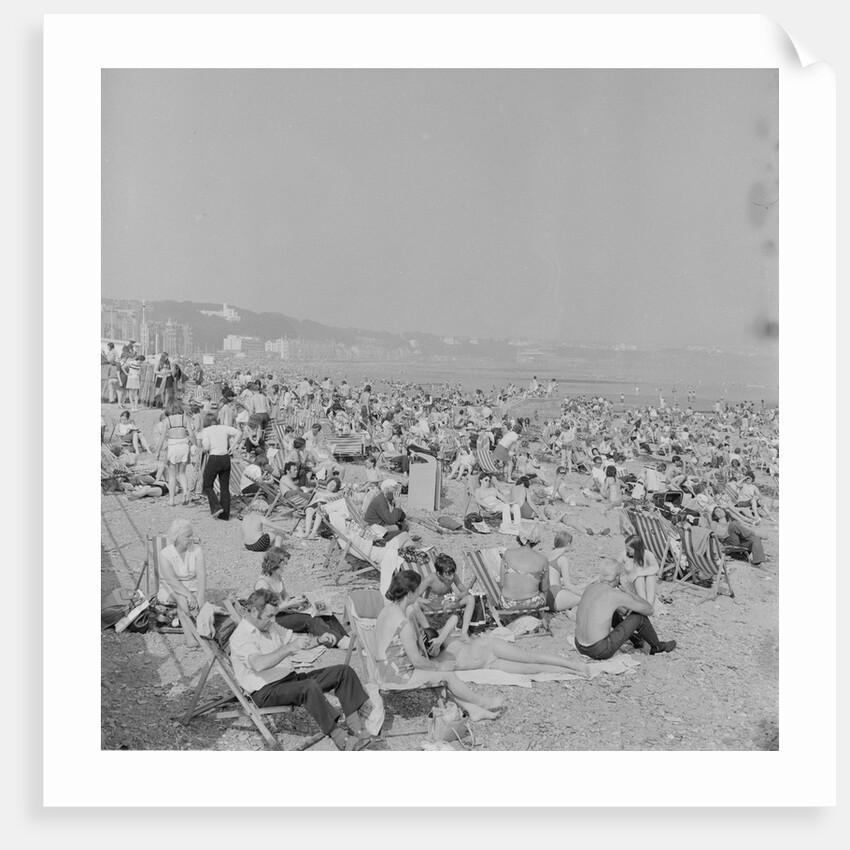 Holidaymakers on Douglas beach by Manx Press Pictures