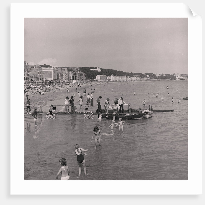 Holidaymakers on Douglas beach by Manx Press Pictures