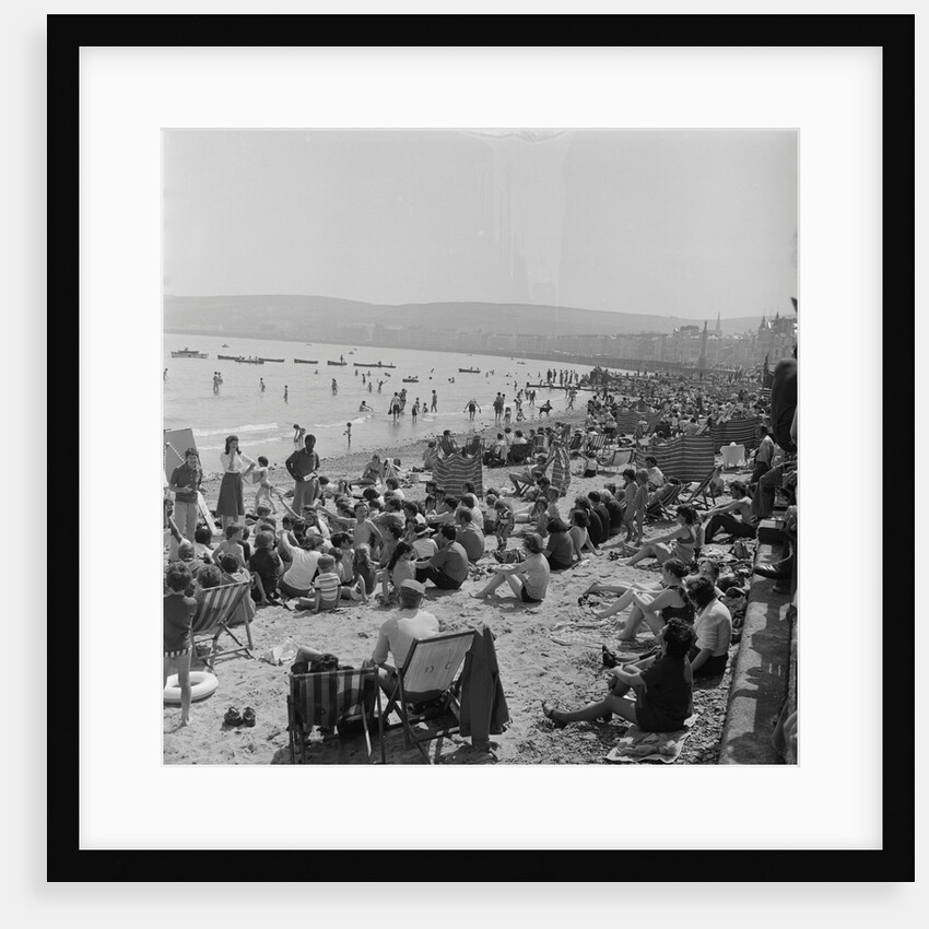 Holidaymakers on Douglas beach by Manx Press Pictures