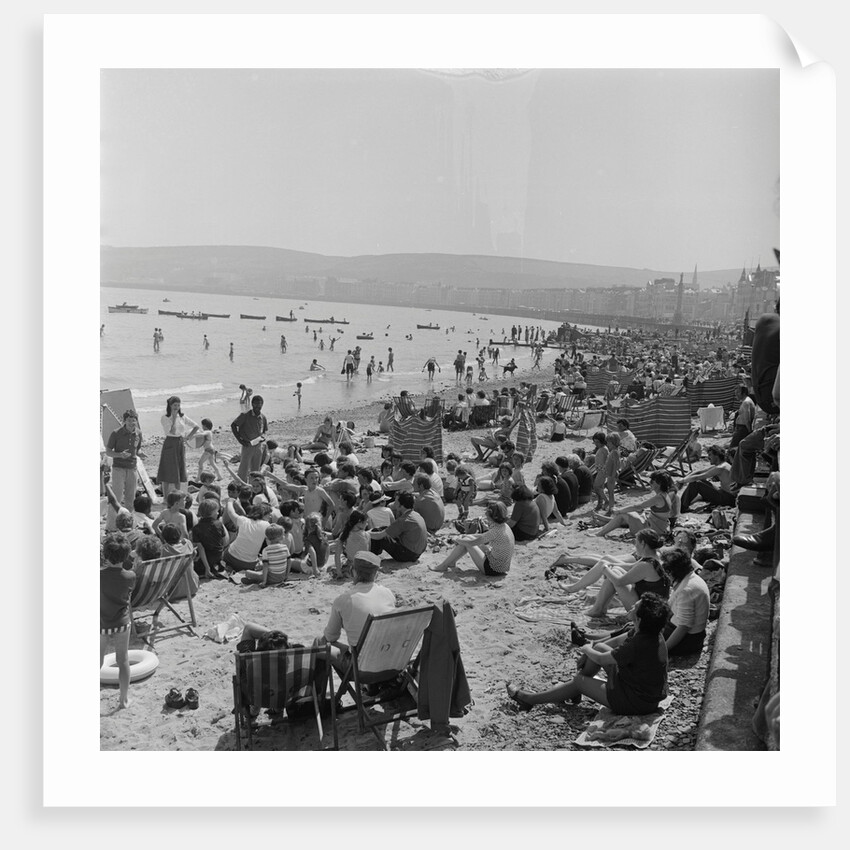 Holidaymakers on Douglas beach by Manx Press Pictures