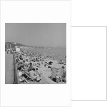 Holidaymakers on Douglas beach by Manx Press Pictures