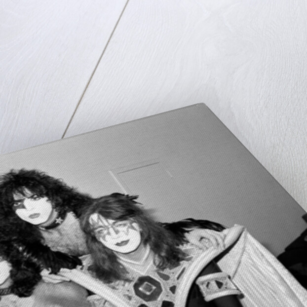 Kiss by Victor Crawshaw