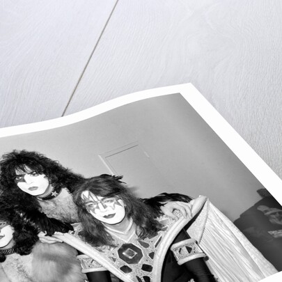 Kiss by Victor Crawshaw