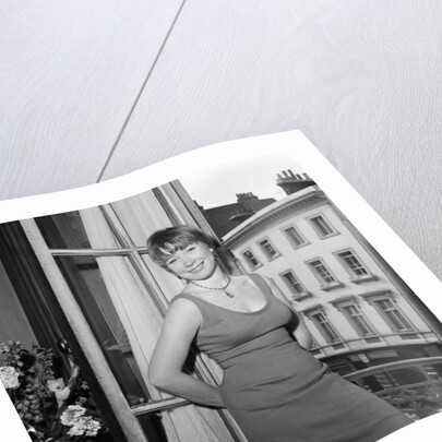 Shirley MacLaine by Bela Zola