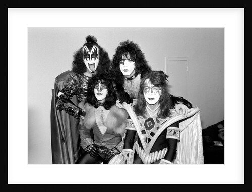 Kiss by Victor Crawshaw