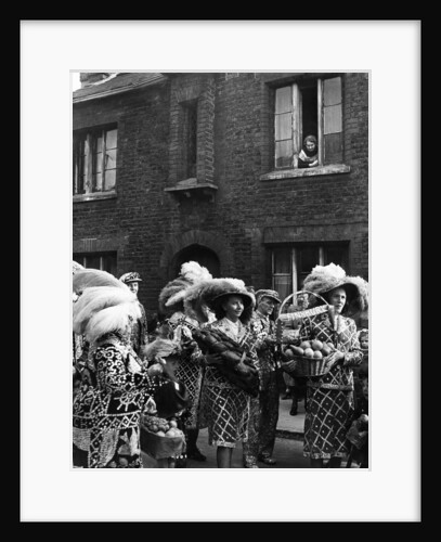 Pearlies 1950 by Staff