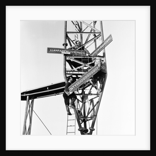 Llanfairpwllgwyngyllgogerychwyrndrobwllllantysiliogogogoch railway station 1964 by Ron Harding