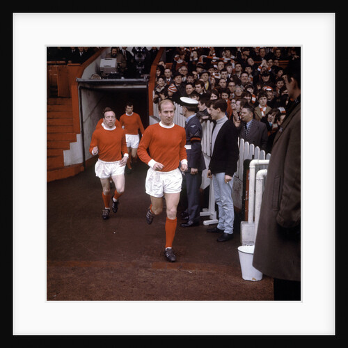 Bobby Charlton leads Manchester United team mates by MSI