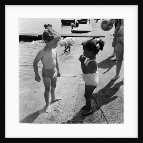 Hot weather at London's Hyde Park Lido by Bela Zola