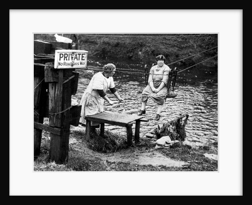A trolley 'chair' being used by residents to cross the River Cart, Glasgow by Anonymous