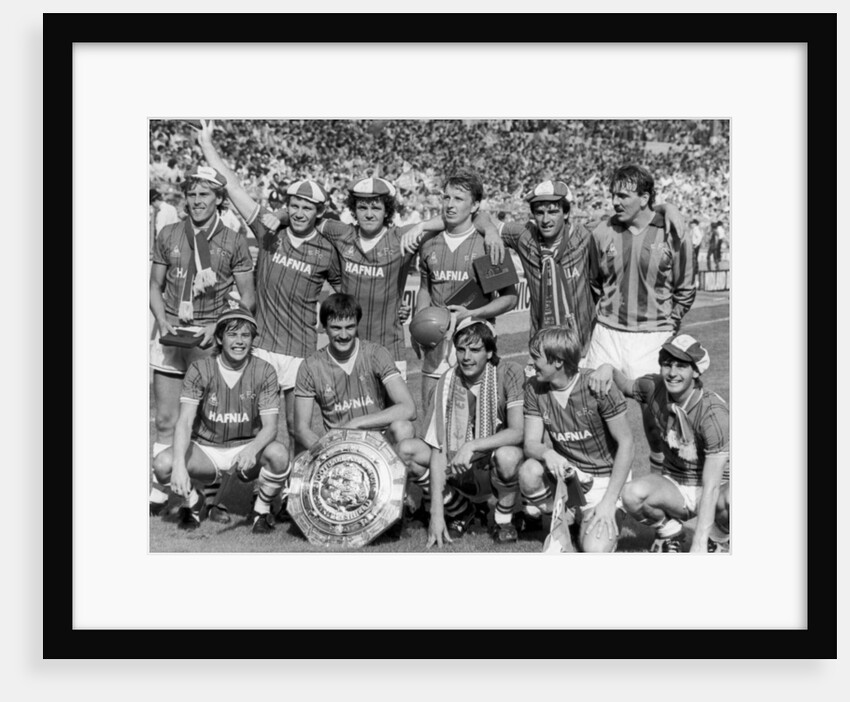Everton football team pose with the Charity Shield by Albert Cooper
