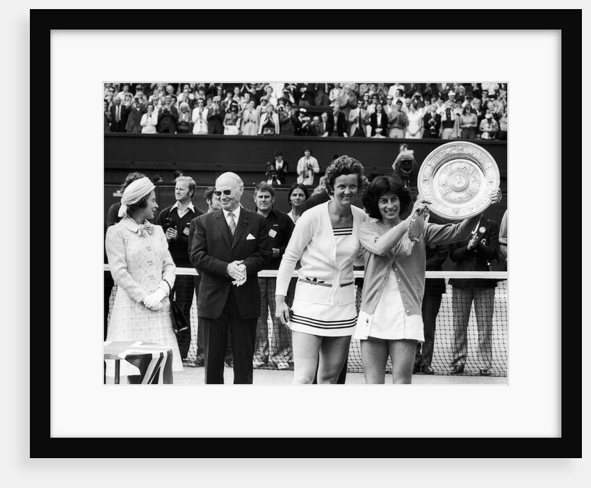 14,000 stamping fans cheered Virginia Wade to victory by Staff