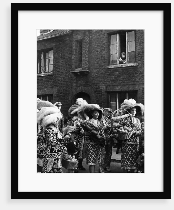 Pearlies 1950 by Staff